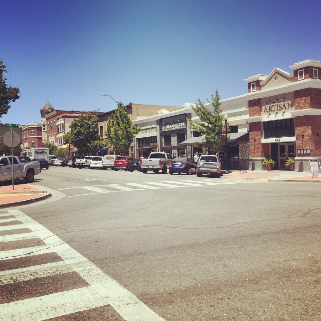 12th Street facing west in downtown Paso Robles California