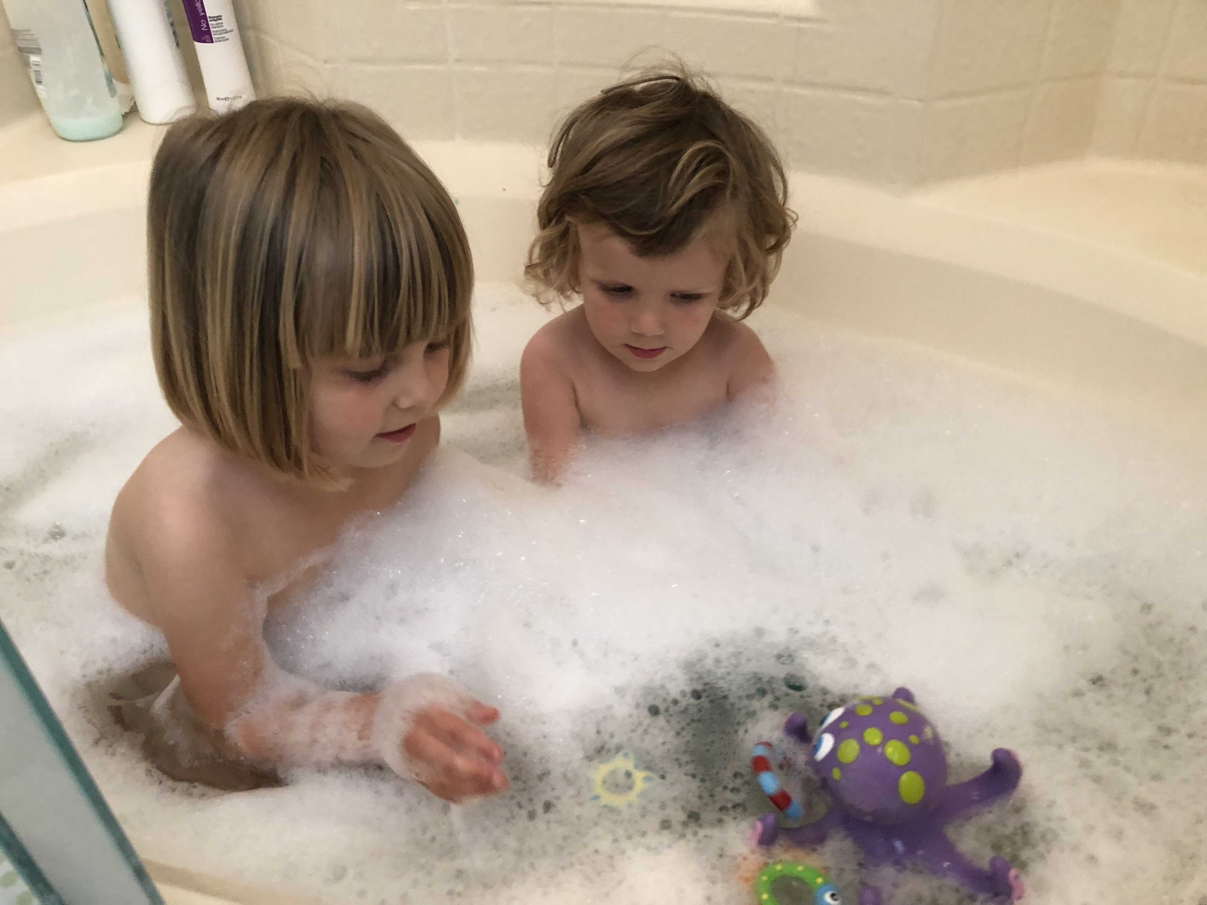 Two In Tow & On The Go Review: Nuby Octopus Hoopla ring toss bathtoy_2
