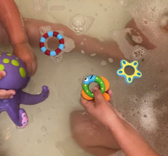 Two In Tow & On The Go Review: Nuby Octopus Hoopla ring toss bathtoy_3