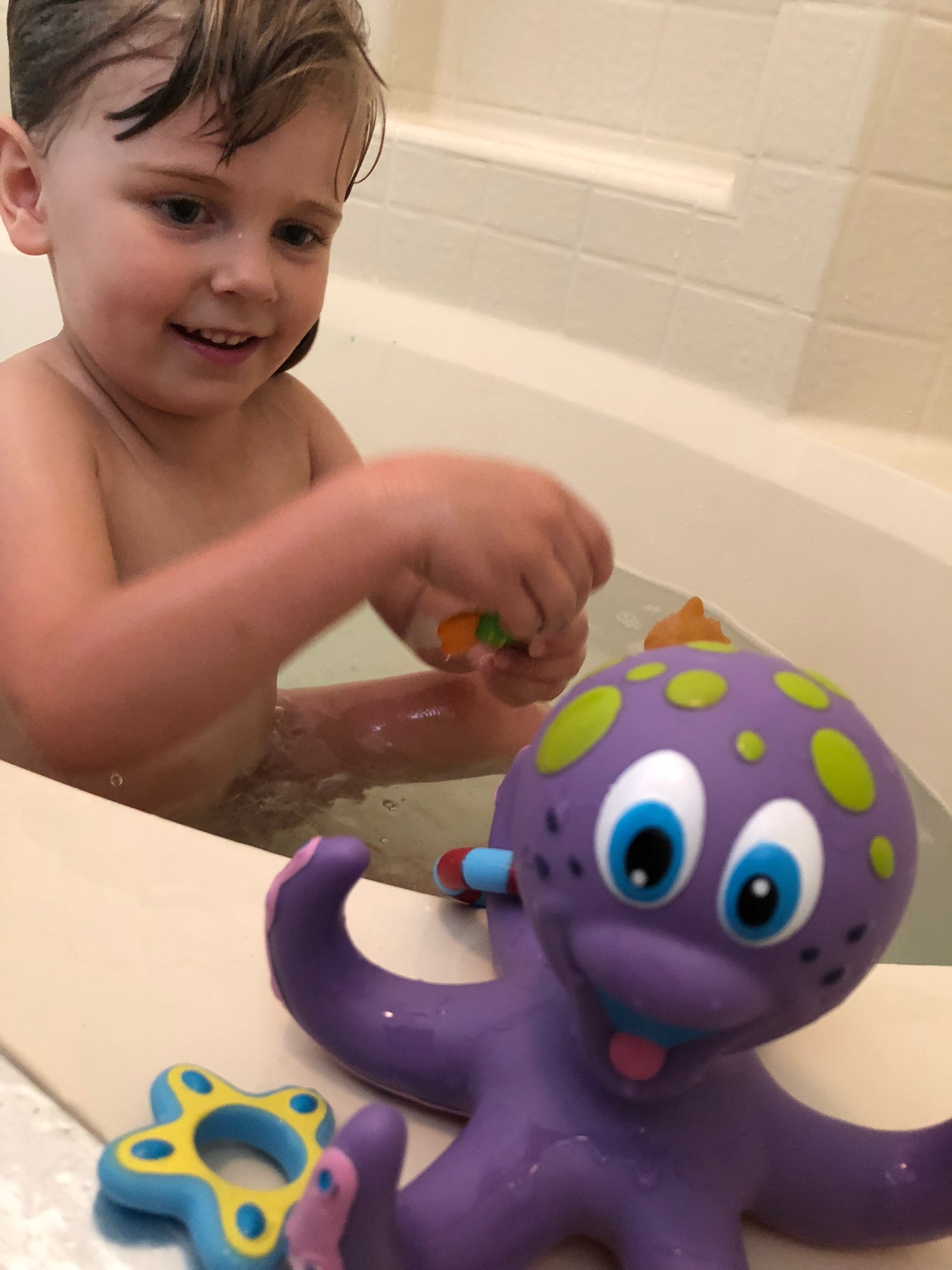 Two In Tow & On The Go Review: Nuby Octopus Hoopla ring toss bathtoy_4
