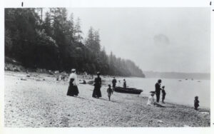 bw photo of beach